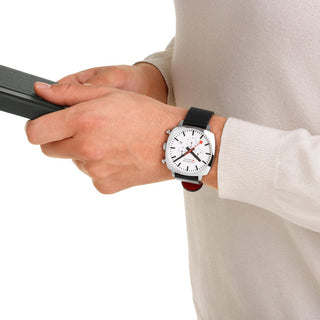 Cushion, 41 mm, Schwarzes veganes Traubenkernleder Uhr, MSL.41410.LBV.SET, Person mit Armbanduhr am Handgelenk