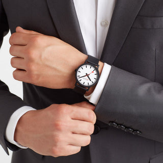 Essence, 41mm, vegane, nachhaltige Uhr, MS1.41110.RB, Person mit Armbanduhr am Handgelenk